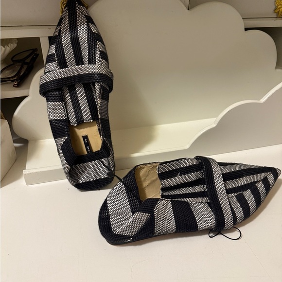 Stylish Black and White Women's Shoes - Picture 9 of 15